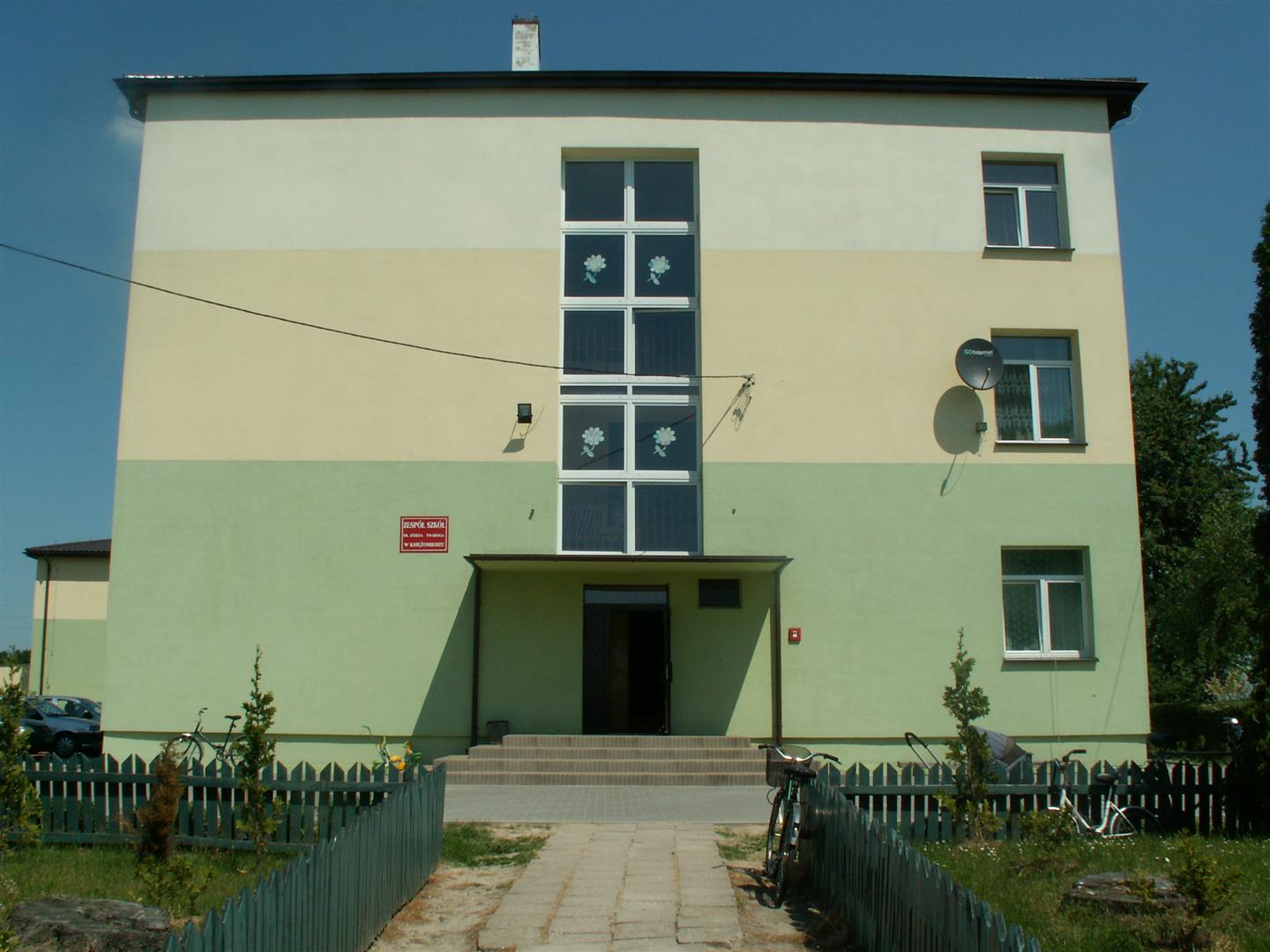 Widok frontu szkoły w 2009 roku
