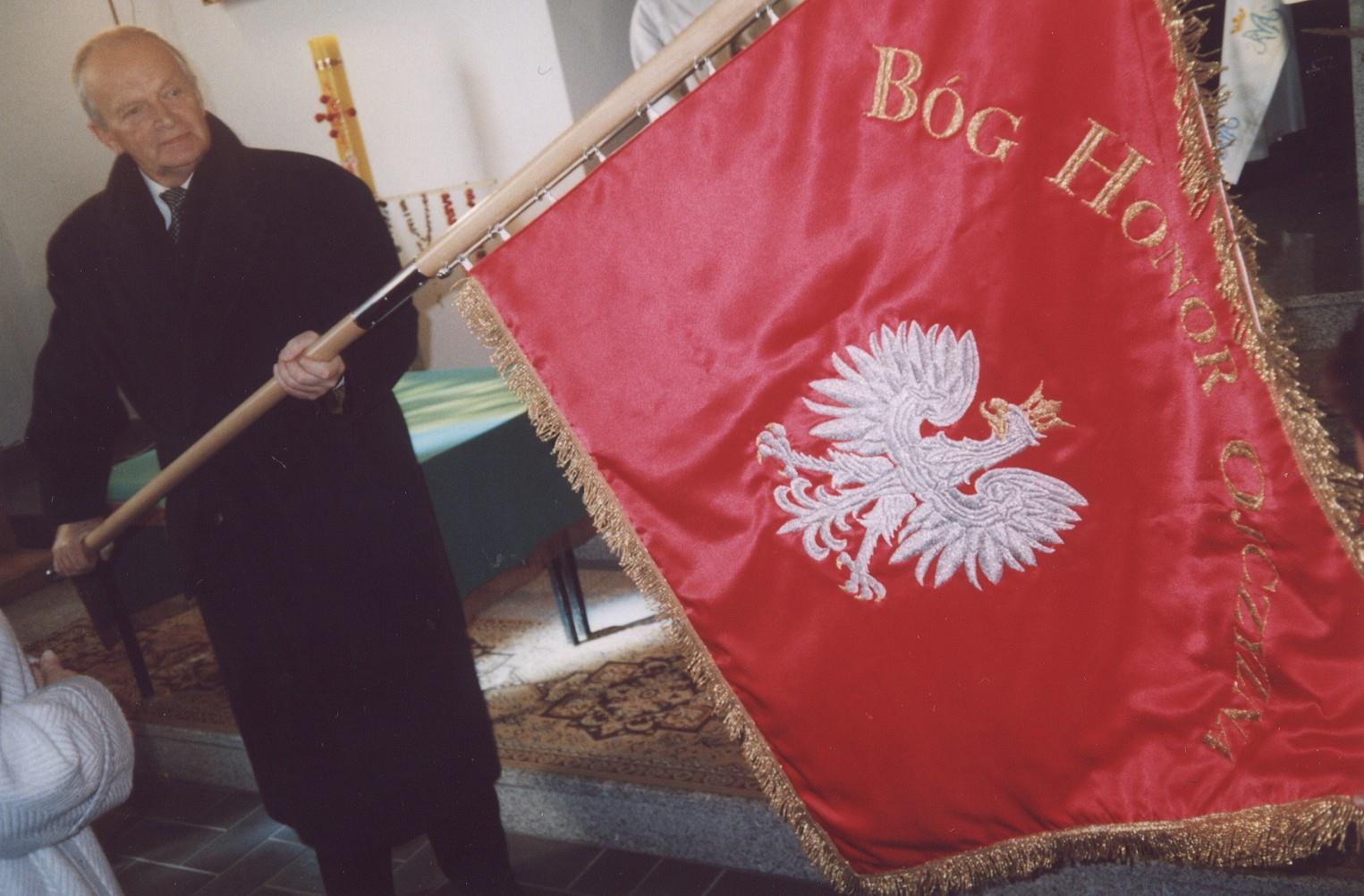 Pan Henryk Kitliński - zięć Patrona Szkoły - prezentuje obecnym na uroczystości poświęcenia, sztandar dla szkoły w Księżomierzu. Księżomierz 19.10.2003 roku