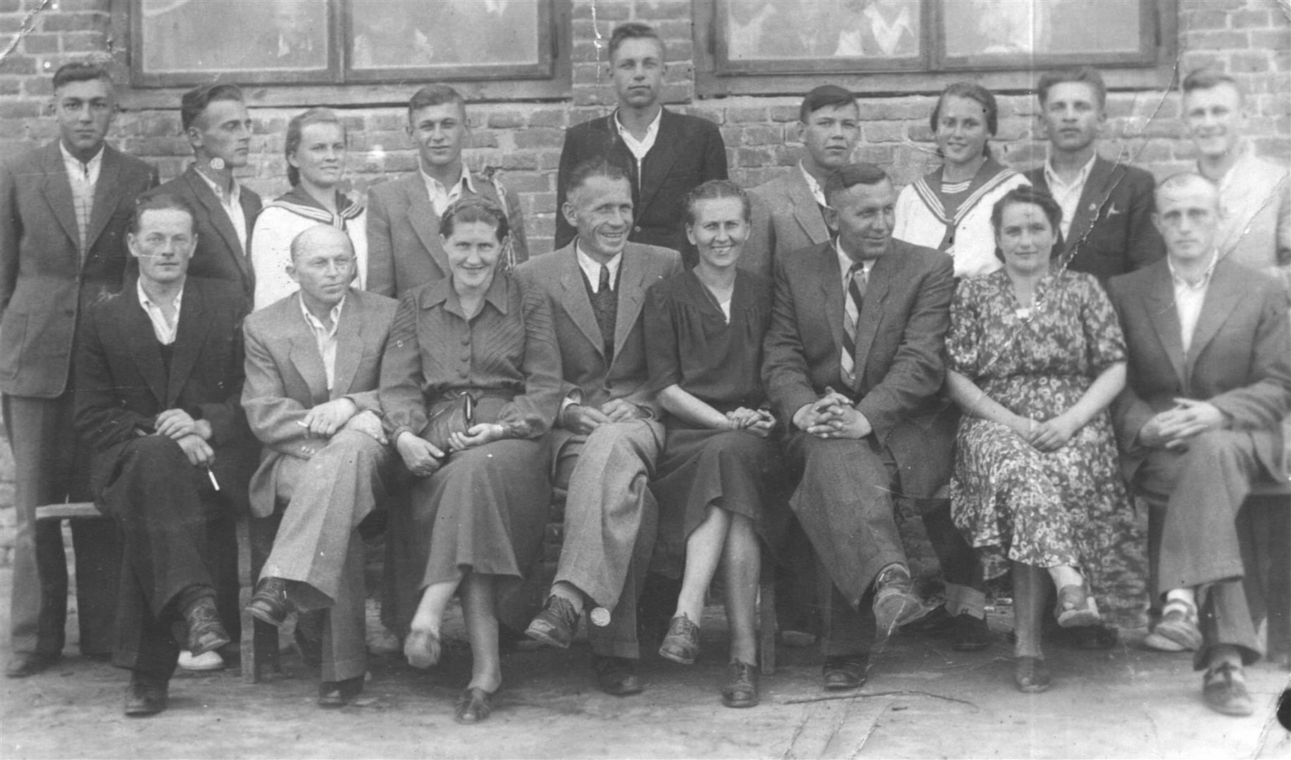Józef Twaróg (siedzi trzeci z prawej) wraz z małżonką - Heleną Twaróg (siedzi druga z prawej) i nauczycielami oraz  absolwentami szkoły zawodowej. Księżomierz początek lat 60-tych  XX wieku