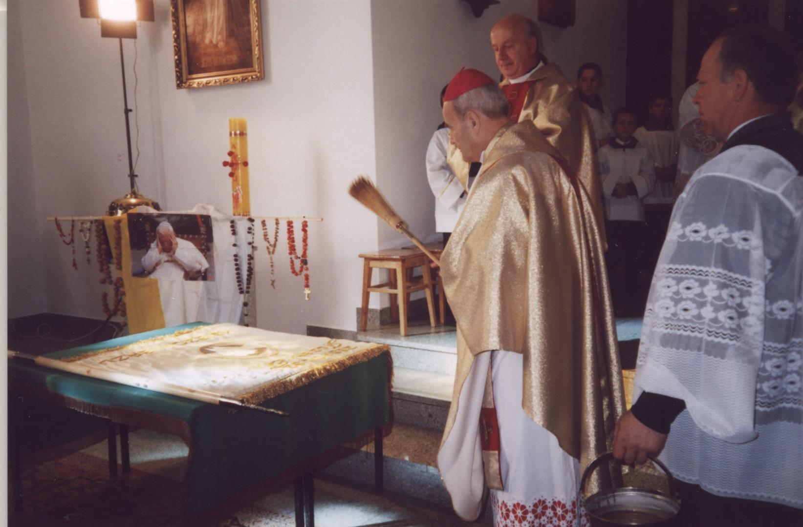 Poświęcenie sztandaru przez abp ks. Bolesława Pylaka w kościele parafialnym pod wezwaniem N.M.P. w Księżomierzu. Księżomierz 19.10.2003 roku