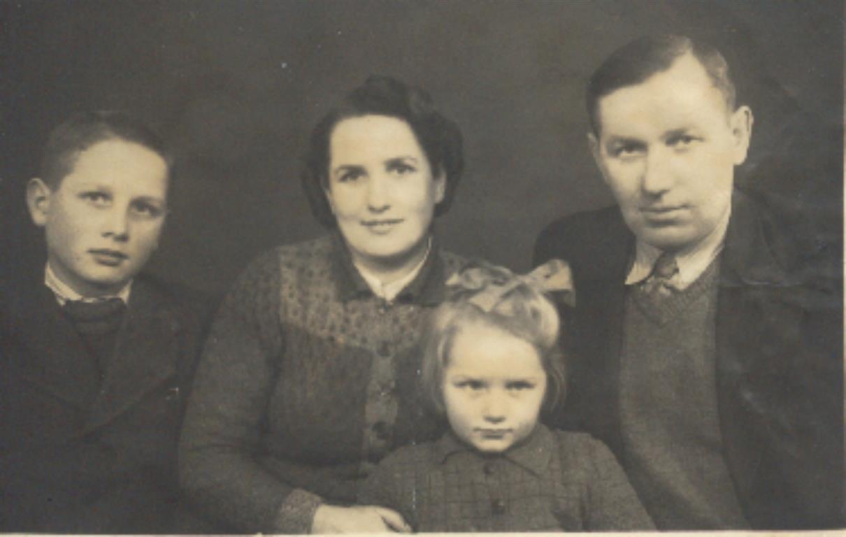 Zdjęcie rodzinne rodziny Twarogów: Józef, i Helena Twarogowie, z córka Marią i synem Wiesławem