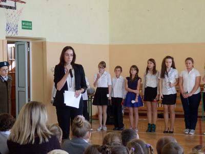 Pani Karolina Salamon wita wszystkich na uroczystym apelu