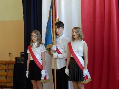 Poczet sztandarowy uczniowie klasy VI: Julia Wójcik, Daniel Melon, Paulina Zająć