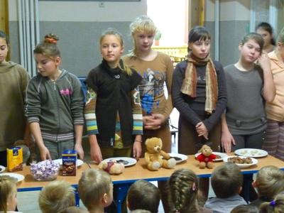 Samorząd  Uczniowski wraz z klasą piątą przygotował pogadankę na temat "Brązowe dary"