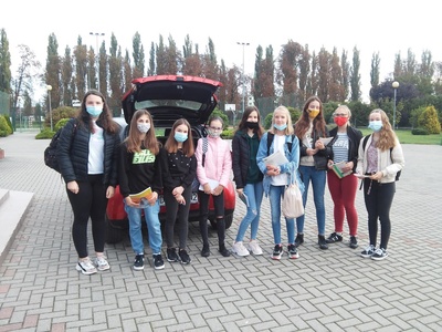 Szkolne Koło Wolontariatu SP ŻMIGRÓD zbiórka karmy dla psów i kotów