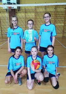 Stoją od lewej: Martyna Zdrowiecka, Emilia Cisło i Aleksandra Świdrak. W rzędzie dolnym od lewej: Natalia Timmermans, Ola Kurowska i Maja Sajewicz.