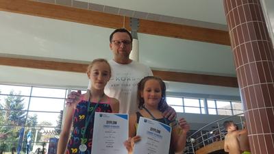 Medalistki wspólnie z drugim opiekunem.