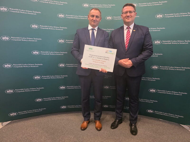 Dyrektor naszej szkoły odbiera dokument potwierdzający dofinansowanie ekopracowni