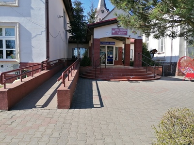podjazd do budynku szkolnego [400x300]