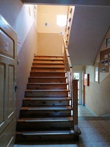 schody na piętro szkoły [225x300]