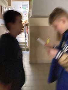 Uczniowie podczas realizacji zadania.