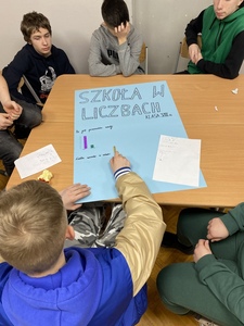 Uczniowie podczas realizacji zadania.