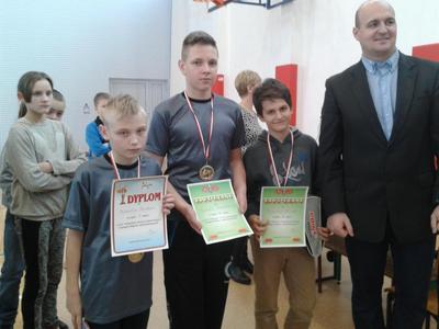 Kornel Korbus zdobywca złotego medalu ,K.Klimek zdobywca srebrnego medalu ze szkoły w Boguszycach Jakub Machnicki zdobywca brązowego medalu. Wspólne zdjęcie zwycięzców z Przewodniczącym Rady Gminy p. Michałem Michalikiem.