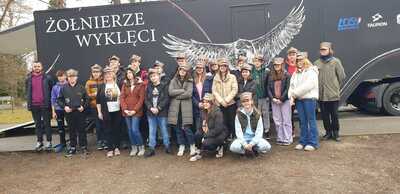 Na zdjęciu znajduje się grupa uczniów klasy VII i VIII na tle napisu " Żołnierze wyklęci"