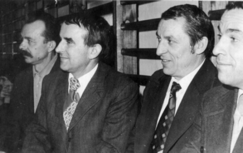 Lata 70-te, w środku animator sportu szkolnego Tadeusz Chrulski