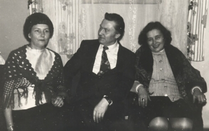 W środku długoletni nauczyciel w-f Witold Maciejczuk