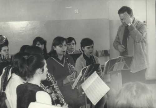 Próbę orkiestry w czasie ferii zimowych'83. Musiałyśmy bardzo fałszować, bo Profesor Nowicki łapie się za głowę. Na usprawiedliwienie podam fakt, że było to następnego dnia po stódniówce. Klarnety: Emilka Roszkowszka, Dorota ..., Z tyłu saksofony: Basia Łapińska, Ewa Brulińska, ....