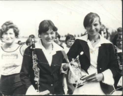 Maj'79 Basia Łapińska i Agnieszka Roszkowska - wracamy z wystepu na stadionie w Łapach. Z tyłu Teresa Łapińska.