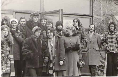 Wycieczka do Białowieży, klasa III d przed wejściem do muzeum - 1/2.03.1975 rok