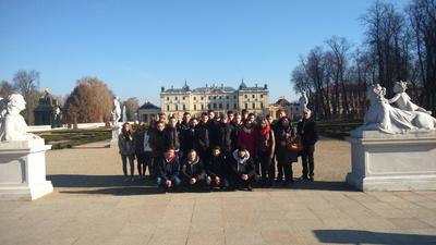 Klasa 1B z wychowawczynią p.Wiolettą Swisłocką-Gajdowską i p.Zbigniewem Płońskim