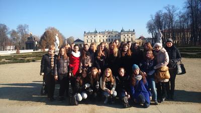 Klasa 1C z wychowawczynią p.Joanną Gradkowską, p.Dorotą Roman i p.Beatą Litwińczuk
