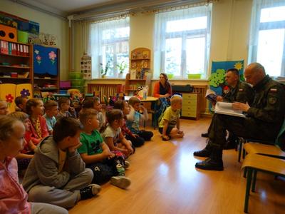 Wojsko czyta dzieciom