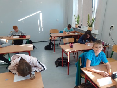Klasa VI rozwiązuje zadania matematyczne.