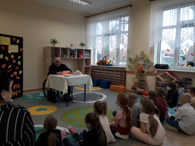 Uczniowie słuchają wierszy słuchanych przez poetę.