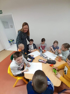 Dzieci z klas I-III grają w kółko i krzyżyk.