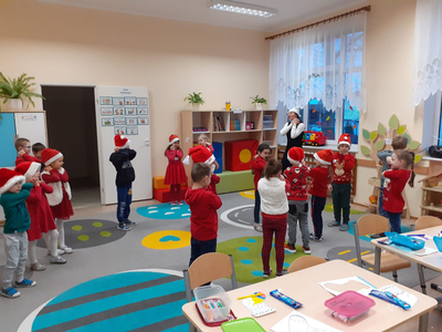 Pokaz taneczno - śpiewny dla Mikołaja.