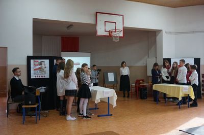 Zdjęcie dwóch drużyn biorących udział w quizie.
