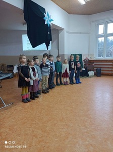 Uczniowie klasy I śpiewają kolędę.