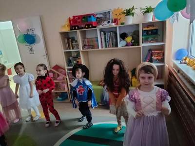 Tańczące i bawiące się dzieci. 