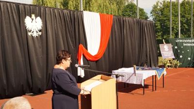 dyrektor szkoły przemawia z mównicy.