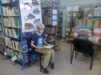 W bibliotece uczniowie mają możliwość cichego czytania lub wypożyczenia książek do domu.