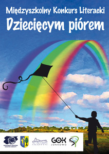 Plakat konkursu Dziecięcym piórem. Chłopiec biegnący z latawcem. W tle łąki, drzewa i tęcza na niebie.
