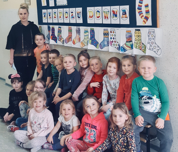 Grupa 5-6 latków przy gazetce szkolnej.