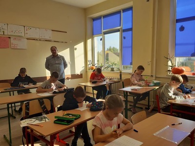 Klasa IV rozwiązuje zadania matematyczne.