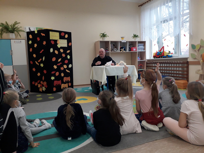 Uczniowie odpowiadają na pytania.