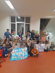 Dzieci klas I-III prezentują plakaty.
