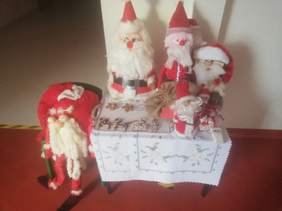 Świąteczne mikołaje wykonane przez dzieci z rodzicami.