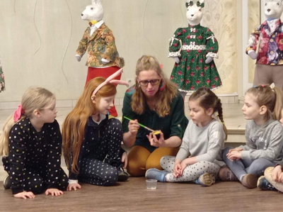 Animatorka pokazuje sposób ozdabiania drewnianych jajek.