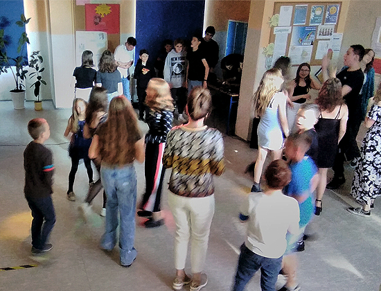 Zdjęcie przedstawiające grupę uczniów podczas tańca.