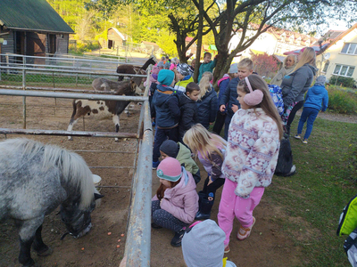 Uczniowie klas I-II w mini zoo.