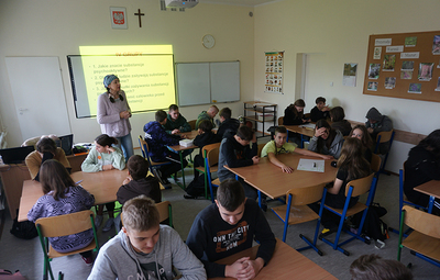 Zdjęcie uczniów w klasie, siedzących przy stolikach podczas warsztatów profilaktycznych.