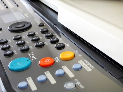 Zdjęcie przedstawiające panel kserokopiarki. Autor zdjęcia: Zoltan Matuska z Pixabay.