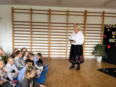 Elżbieta Pieklik zapoznaje dzieci z gwarą warmińską.