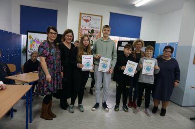 Zdjęcie grupowe – uczestnicy konkursu z dyplomami oraz członkowie jury.
