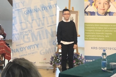 Adam Domański recytuje wiersz.