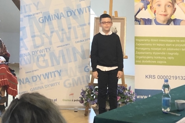 Adam Domański recytuje wiersz.